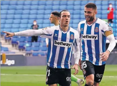  ??  ?? Raúl de Tomás celebra un gol con David López en un partido de esta temporada.