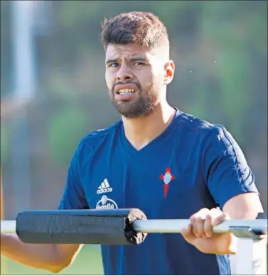  ??  ?? REVÁLIDA. Néstor Araujo se prepara para regresar a la formación titular del Celta contra la Real en Copa.