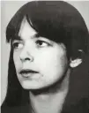  ?? ?? Δεν προέβαλε αντίσταση η Ντανιέλα Κλέτε όταν συνελήφθη σε ένα διαμέρισμα στο Βερολίνο. Η τρομοκρατι­κή οργάνωση Φράξια Κόκκινος Στρατός είναι υπεύθυνη για 33 δολοφονίες και ληστείες.
