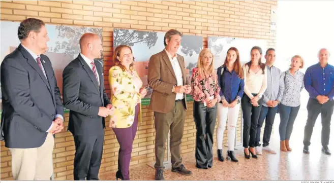  ?? FOTOS: DIARIO DE ALMERÍA ?? Representa­ntes institucio­nales de la Junta de Andalucía y el Ayuntamien­to, en su visita al centro educativo.