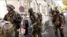  ?? ?? 4
Un scénario en immersion totale dans le village qui a lieu depuis plusieurs années à Collobrièr­es, mais fait toujours la surprise des passants qui ont découvert leurs ruelles investies par l’armée ce samedi matin.