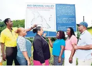  ?? PHOTO BY GARETH DAVIS ?? Steve Hudson, hydrologis­t, Water Resources Authority; Community resident Shanekia Reid, USAID Acting Country Representa­tive, Rebecca Robinson, Ja REEACH II Deputy Chief of Party, Dianne Dormer and Mr and Mrs Vincent Swire, flood victims view the flood early warning sign at Fellowship, Portland.