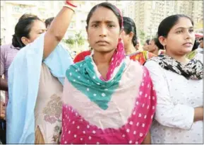  ?? VIDHI DOSHI/THE WASHINGTON POST ?? Haseena Bibi stands in front of a crowd of shouting maids opposite the Mahagun Moderne residentia­l complex in New Delhi.