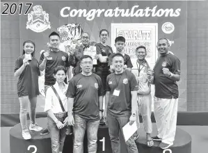  ??  ?? PASUKAN Karate Kanaza Ryu Sabah yang beraksi pada Kejohanan Kelab Karate Antarabang­sa Kali Ke-Empat - Piala Datuk Bandar Kuala Lumpur 2017. Turut kelihatan di baris hadapan, Alan (kanan) dan Sung (tengah).