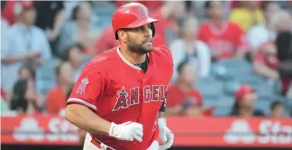  ?? AP ?? Albert Pujols se apoderó ayer del sexto lugar en cuadrangul­ares de todos los tiempos al disparar su número 631 y romper un empate con Ken Griffey Jr.