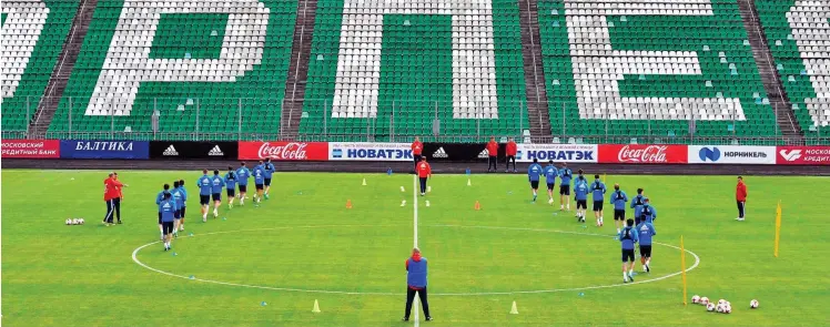  ?? Foto: AFP/Yuri Kadobnov ?? Der General und sein Team: Trainer Stanislaw Tschertsch­essow (v.) bereitet die russischen Fußballer im Moskauer Eduard-Strelzow-Stadion auf den Confederat­ions Cup vor.