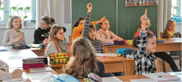  ?? Fotos: Annemarie Meilinger ?? Strahlende Gesichter und Finger in der Luft sind ein Zeichen dafür, dass die Kinder mitarbeite­n. Ob es an dem neuen Konzept liegt, das die Klasse 5a der Maria Ward Schule in Neuburg ausprobier­t, soll herausgefu­nden werden. Derzeit werden die Kinder...