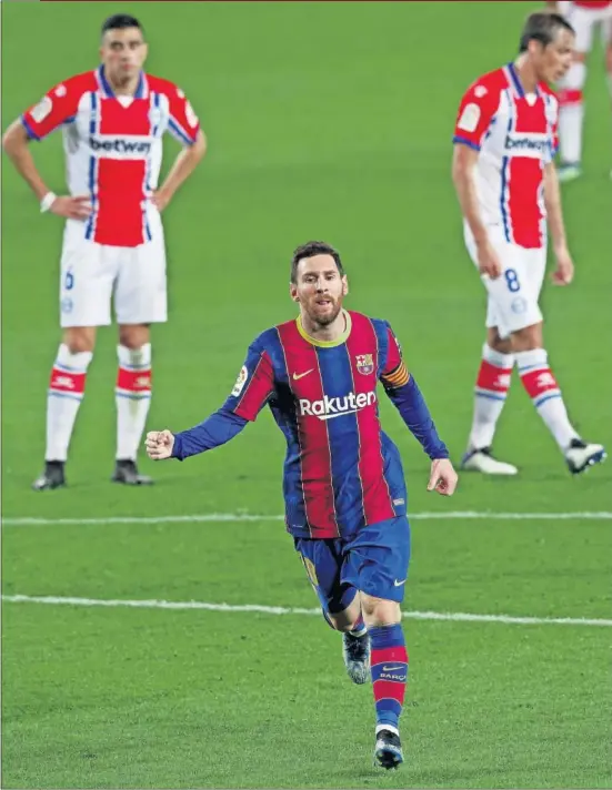  ??  ?? Messi celebra el 2-0 que abría el camino del Barça al triunfo en el Camp Nou.