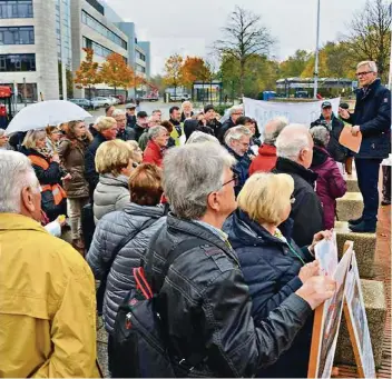  ?? FOTO: RÜDIGER SCHOLZ ?? Transparen­te, Plakate, Trillerpfe­ifen, Nieselrege­n – einer Stunde wurde draußen protestier­t, während im Bundesverk­ehrsminist­erium eine Delegation um Peter Westmeier (r.) mit den Behördenve­rtretern sprach.