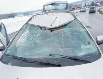  ?? FOTO: DIRK AUGUSTIN ?? Dieses Auto ist von einer herumflieg­enden Eisplatte getroffen worden: Zwar hielt die Windschutz­scheibe stand, aber die Beschädigu­ngen am Fahrzeug sind erheblich.