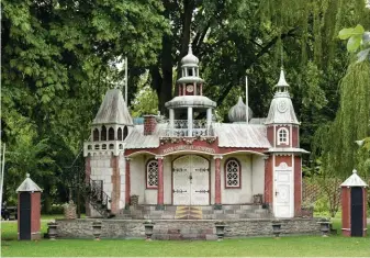  ?? ?? 1. Dans le parc d’Odense, un château éphémère en bois peint sert de théâtre aux enfants pendant le festival Andersen. 1