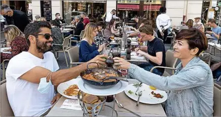  ??  ?? Les petits plaisirs, comme le resto, restent un coût économique que certains Français ne peuvent pas se permettre.