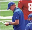  ?? Adam Hunger / Associated Press ?? New York Giants offensive coordinato­r Jason Garrett calls out a play during a practice.