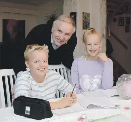  ??  ?? ENDELIG HJEMME: Tirsdag er fast leksedag hos farfar for barnebarna Max og Josefine Haltorp. Det var godt for Kjell også å få besøk av dem.