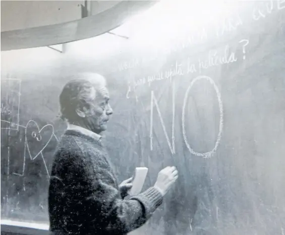  ??  ?? Vigencia. La publicació­n de sus “Antipoemas” en los 50 convirtier­on a Nicanor Parra en uno de los más singulares poetas latinoamer­icanos.