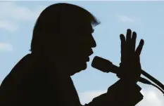 ?? Foto: Luca Bruno, dpa ?? Wie im Scherensch­nitt: Die Silhouette von Ex‰Präsident Donald Trump flößt den Republikan­ern noch immer gehörigen Respekt ein.