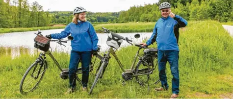  ??  ?? Angelika und Karl Heinz Lux sind ein eingespiel­tes Team und lieben Radtouren mit ihren E-Bikes durch die Heimat. Das Anhauser Tal liegt direkt vor ihrer Haustüre.