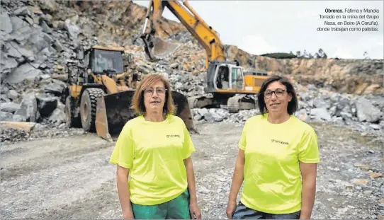  ?? EL PAÍS ?? Obreras. Fátima y Manola Torrado en la mina del Grupo
Nosa, en Boiro (A Coruña), donde trabajan como palistas.