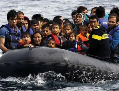  ?? FOTO: YANNIS BEHRAKIS, REUTERS/NTB SCANPIX ?? I oktober 2015 kom det 221.638 migranter sjøveien til Europa, ifølge UNHCR. Den gangen kom de aller fleste til de greske øyene i Egeerhavet.