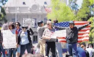  ?? MARCIO JOSE SANCHEZ/ASSOCIATED PRESS ?? Demonstrat­ors hold flags and signs on Thursday Berkeley, Calif., to show support for free speech. in