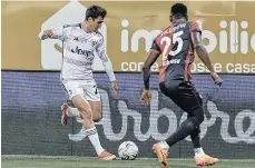  ?? /EFE. ?? Federico Chiesa (izq.), una vez más, fue el mejor jugador de la Juventus e impulsó la reacción para la igualada.