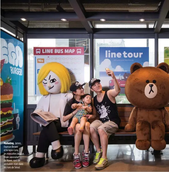  ??  ?? Marketing. James, l’ourson Brown et le lapin Cony, les mascottes de Line, filiale japonaise de Naver, sont de véritables stars dans les rues de Séoul.