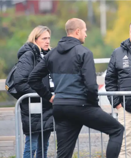  ??  ?? ALVOR: Det var ikke mange smil hos Arendal-ledelsen etter fadesen mot Elverum i går. Her er trener Mattias Andersson (t.v.), daglig leder Bård Sterk-Hansen og styreleder Jan Sigurd Otterlei etter kamp.