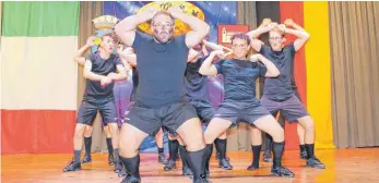  ?? FOTO: BLANKENHOR­N ?? Tänzer auf Abwegen: im Stile der „All Blacks“überrascht­en die Tänzer der Tanzschule „Giorgio e La Magiche Fruste di Romagna“ihr Publikum.
