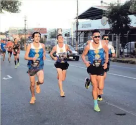  ?? ALONSO TENORIO ?? Gustavo Mora (centro) al final apretó y ganó los 10 Km.