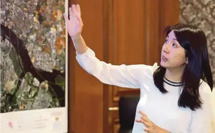  ??  ?? Energy, Science, Technology, Environmen­t and Climate Change Minister Yeo Bee Yin presenting the full report of the Sungai Kim Kim pollution in Iskandar Putri yesterday.