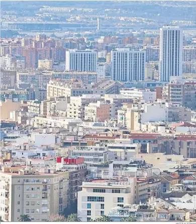  ?? JAVIER ALBIÑANA ?? Vista de viviendas en Málaga.