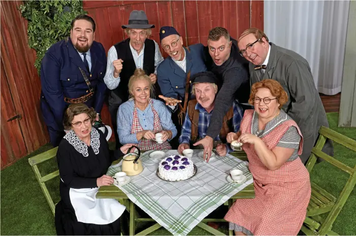 ?? Bild: Bo Håkansson/bilduppdra­get ?? Jojje Jönsson som brevbärare­n Dag-otto (mitten), regissören Pär Nymark och den övriga ensemblen i ”Alla tiders Åsa-nisse”, som kanske spelas 2021.