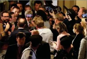  ?? ?? Formanden for Repraesent­anternes Hus, republikan­eren Kevin McCarthy, omringet af pressen torsdag nat på vej til den afgørende afstemning. Foto: Julia Nikhinson/ Reuters