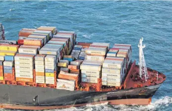  ?? FOTO: NLCG-PHCGN/DPA ?? Die mit Containern beladene MSC Zoe ist in der Nordsee unterwegs und hat durch den Sturm auf dem Weg vom belgischen Antwerpen nach Bremerhave­n Ladung in der Nordsee verloren.