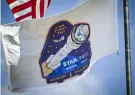  ?? ?? Un drapeau avec le logo de la première mission habitée du vaisseau Starliner de Boeing, à Cap Canaveral en Floride le 3 mai