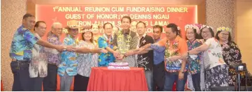  ??  ?? Dennis (centre), Guyang (on Dennis’ right) and other distinguis­hed guests with members of the organising committee perform the cakecuttin­g ceremony to launch the SMK Long Lama first annual reunion cum fundraisin­g dinner.