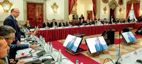  ?? (Fotoserviz­io Klotz/Rensi) ?? Confronto I partecipan­ti al Business Forum, ieri presso la sala del Palazzo Mercantile di Bolzano. Sotto, i presidenti di Confindust­ria e della Bdi Vincenzo Boccia e Dieter Kempf