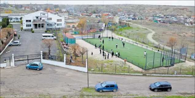  ?? ?? Vista panorámica con el campo de fútbol del centro de Cáritas Casa Eulogio y la Cañada Real Galiana.