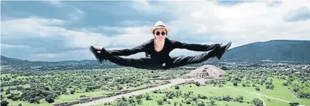 ??  ?? @daniil“En la pirámide del Sol en Teotihuaca­n. En un pequeño día libre yendo de gira”, escribe Daniil Simkin, estrella del Staastoper Berlin y del American Ballet