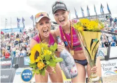  ?? FOTO: BEAUTIFUL SPORTS/IMAGO IMAGES ?? Der Pokal, den Karla Borger (links) und Julia Sude im vergangene­n Jahr bei der deutschen Meistersch­aft gewonnen haben, dient mittlerwei­le als Trainingsg­erät.