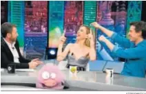  ?? ATRESMEDIA ?? La pareja, muy cómplice en ‘El Hormiguero’, con Pablo Motos.