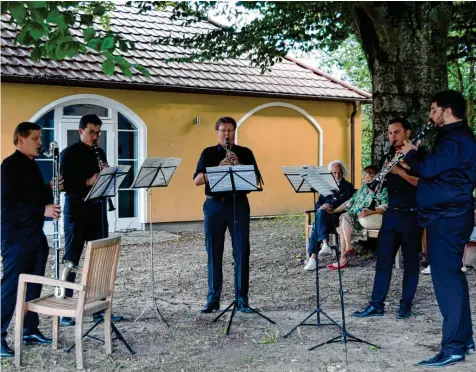  ?? Fotos: Manuela Rieger, Brigitte Glas ?? Ein Konzert zum Umherwande­ln gab es auch 2022: Damals spielten Mitglieder der Camerata Vitilo in der Kirche und rundum im Garten in unterschie­dlichen Formatione­n.