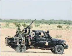  ?? ZOHRA BENSEMRA / REUTERS ?? Furgoneta del ejército en el norte de Níger