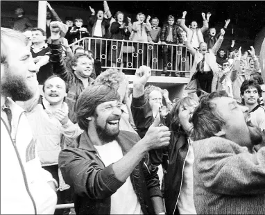  ??  ?? Unbändiger Jubel brach sich auf dem VfB-Platz in Donnerschw­ee Bahn, und das obwohl der VfB Olde hatte. Am letzten Spieltag sicherten sich die Oldenburge­r (hier wird Gerold Steindor geherzt) den Klas