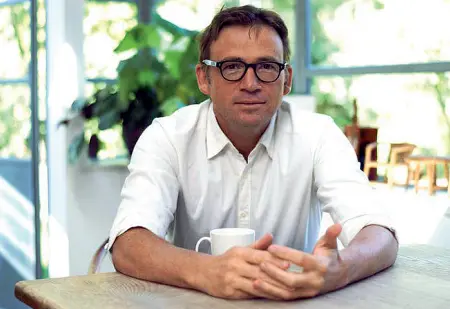  ??  ?? Scrittore David Nicholls è l’idolo di milioni di lettori in tutto il mondo Dai suoi libri, film romantici