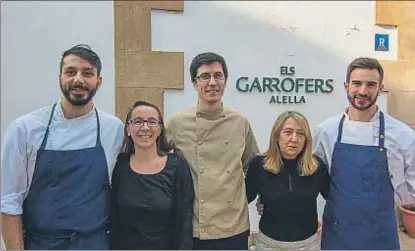  ?? PEDRO CATENA ?? El equipo del restaurant­e Els Garrofers de Alella, con el chef Gonzalo Rivière en el centro