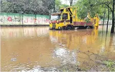  ??  ?? El camión recolector de basura de la empresa Tecno Limpia quedó atrapado en medio del raudal. Fue en Ciudad del Este.