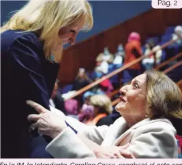  ?? ?? En la IM, la Intendenta, Carolina Cosse, encabezó el acto con motivo de la fecha. En la imagen, saluda a la comunicado­ra, Cristina Morán, presente en el auditorio.