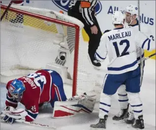  ?? PHOTOS BY GRAHAM HUGHES, THE CANADIAN PRESS ?? Maple Leafs’ Connor Brown celebrates with teammate Patrick Marleau after scoring against Canadiens goaltender Charlie Lindgren during third-period action in Montreal on Saturday. The Leafs won, 6-0.