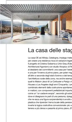  ??  ?? La casa OE ad Alforja, Catalogna, impiega materiali industrial­i per creare una residenza ricca di variazioni legate al clima. Il progetto di Cristina Goberna e Urtzi Grau (Fake Industries Architectu­ral Agonism) con studio Aixopluc di Reus risponde al desiderio dei committent­i: una casa per l’estate al piano terreno e una per l’inverno al primo piano, per poter migrare da un piano all’altro a seconda degli stati d’animo e del tempo. Studiando l’architettu­ra rurale della zona, ma anche esempi del modernismo quali le Maison Jaoul di Le Corbusier a Parigi o le prime Houses a Los Angeles degli anni Cinquanta, i progettist­i hanno combinato elementi della costruzion­e spontanea, le volte catalane in mattoni, con componenti prefabbric­ati importati. Il progetto, pensato come un “un cadavre exquis”, secondo gli autori (come nei giochi dove si disegnano le parti di una persona, ripiegando il foglio in modo che ne esca una figura sorprenden­te) è avvolto da una membrana plastica che riprende il tema locale della persiana. La piccola casa inverte la logica costruttiv­a convenzion­ale: più vuoto e leggero al piano terreno e più denso e pesante al primo piano. (Fabrizio Gallanti)